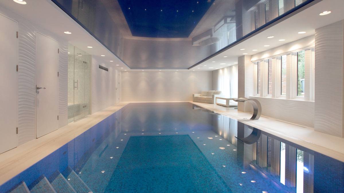 Zum Abkühlen nach dem Sport darf der obligatorische Swimming-Pool ebenso wenig fehlen. In diesem Becken lässt sich mit Sicherheit die eine oder andere Runde drehen