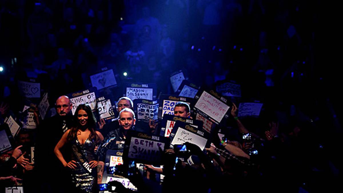 Ganz anders bei der Legende: Phil Taylor im eisigen Blau