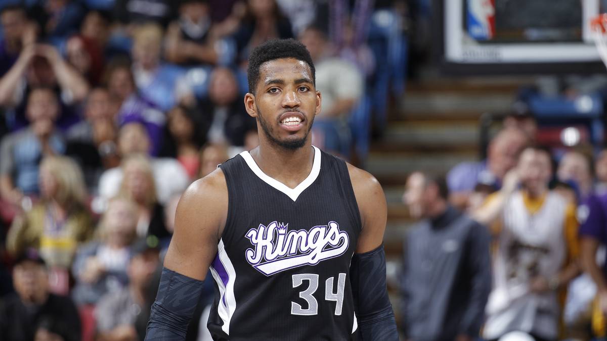 GOLDEN STATE WARRIORS: Der NBA-Champion verringert seine Gehaltsausgaben und holt gleichzeitig einen wertvollen Backup. Center/Forward Jason Thompson kommt in einem von den Philadelphia 76ers für Veteran Gerald Wallace, der unlängst im Rahmen des Deals für David Lee aus Boston verpflichtet worden war. Thompson ist ein solider Big, der 14/15 für Sacramento 6,1 und 6,5 Rebounds pro Spiel sammelt. Durch den Deal sparen sich die Warriors 14 Millionen Dollar an Luxussteuer