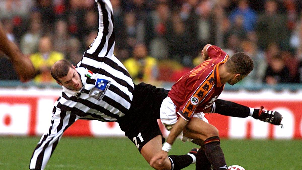 Juventus Turin sichert sich die Dienste des Franzosen. Schnell entwickelt Zidane sich zum kreativen Genie des Juve-Mittelfelds und zum stärksten Spieler der Welt.  Während seiner Zeit in Turin gewinnt er zwei Mal die FIFA-Wahl zum Weltfußballer des Jahres (1998, 2000)