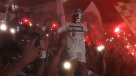 Thiago Silva ist zu seinem Jugendklub Fluminense Rio de Janeiro zurückgekehrt. Bei seiner Vorstellung im Stadion empfangen ihn über 50.000 Fans.