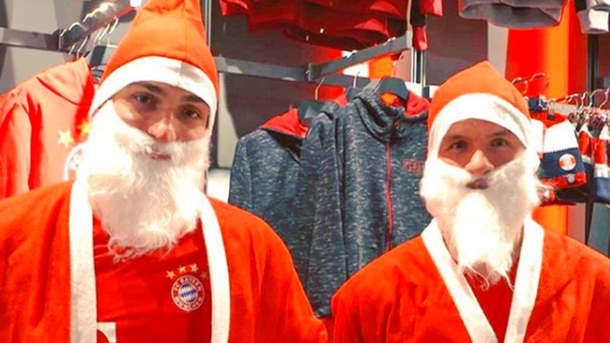 Seine Teamkollegen Thomas Müller und Mats Hummels grüßen derweil als Weihnachtsmänner verkleidet aus dem Bayern-Fanshop...