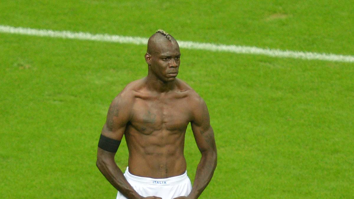 MARIO BALOTELLI (29 Jahre/Brescia Calcio):
Seine Karriere wurde durch diverse Eskapaden geprägt. Sportlich sorgt er auch immer wieder für Aufsehen. Spielte eine gute Rolle 2011 und 2012 bei Manchester City und schoss Italien im selben Jahr ins EM-Finale. Via Milan, Liverpool, Nizza und Marseille ist Balotelli seit diesem Sommer wieder in Italien bei Brescia Calcio
