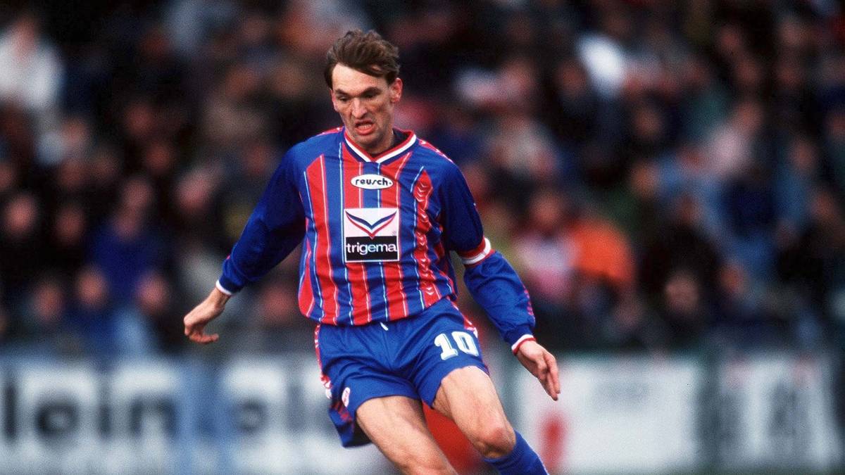 CLAUS-DIETER WOLLITZ: Nach dem Abstieg des KFC in die Zweite Liga 1996 wurde "Pelé" als Regisseur verpflichtet. Stach in den kommenden zwei Jahren auch hervor, konnte den Wiederaufstieg aber nicht bewerkstelligen, ging dann nach Köln. Startete 2003 auch seine kultverdächtige Trainerkarriere beim KFC