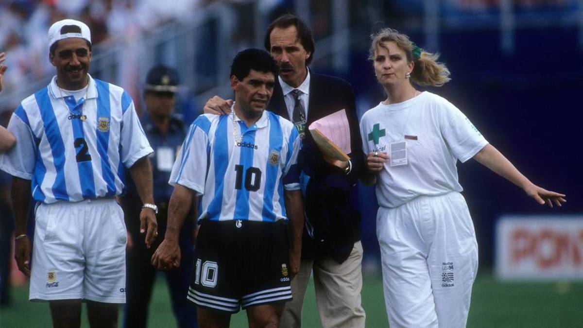 Diego Maradona auf dem Weg zur Dopingkontrolle - sie sollte seinen Abschied besiegeln