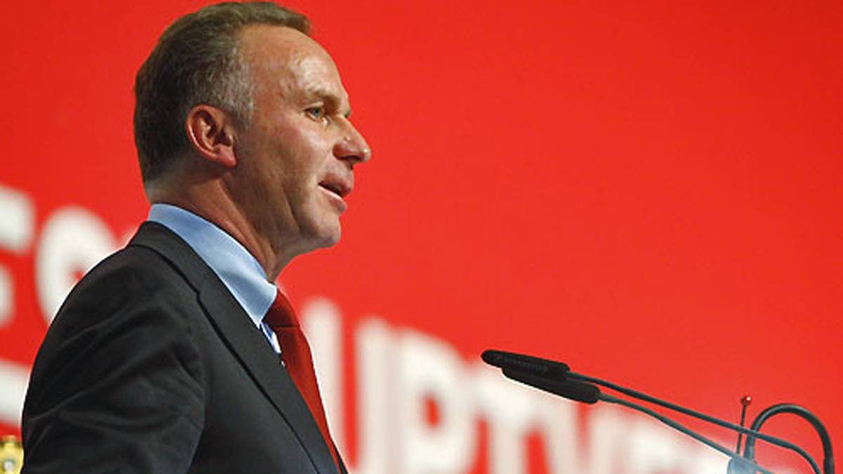 Ein Jahr später attackiert die Vorstandsriege die Konkurrenz. So kann sich Karl-Heinz Rummenigge 2008 einen Seitenhieb auf den Lokalrivalen nicht verkneifen. "Wissen Sie, wann 1860 München hier erstmals urkundlich erwähnt wurde? Im Alten Testament. Da stand nämlich: 'Sie trugen seltsame Gewänder und irrten planlos umher'", sagt der Vorstandschef