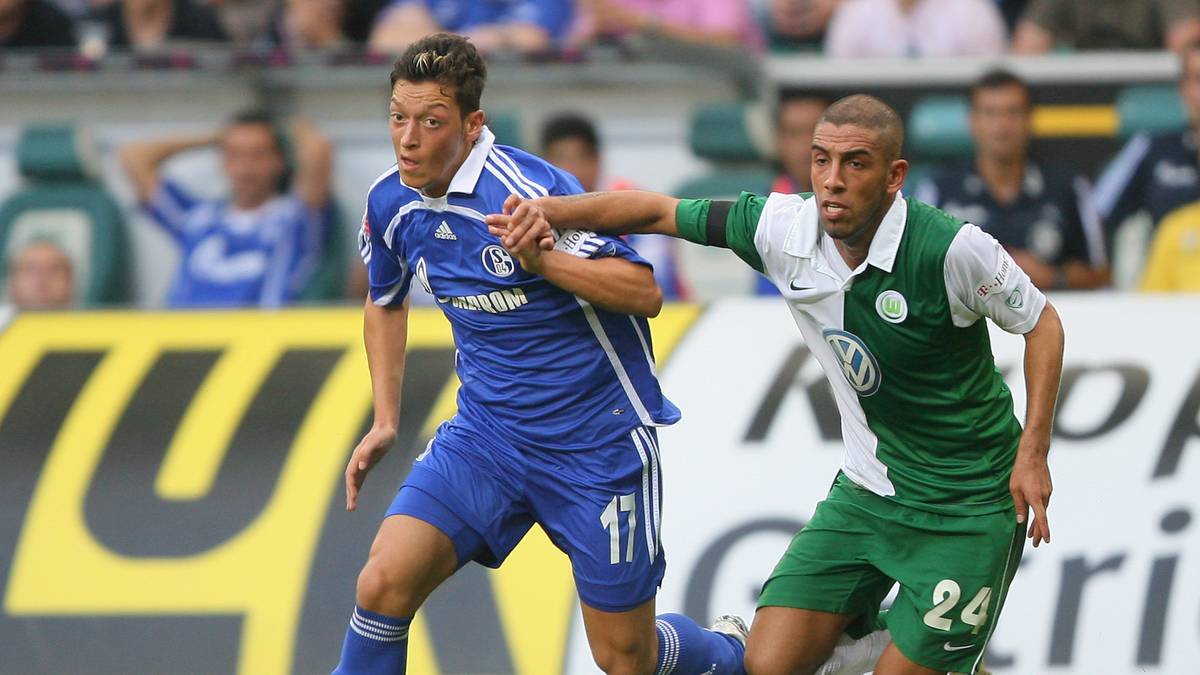 MESUT ÖZIL: Drei Monate vor Erreichen seiner Volljährigkeit schaffte der langjährige deutsche Nationalspieler den Durchbruch im bezahlten Fußball im Jahr 2006. Lange hielt es das Juwel aus der eigenen Talentschmiede jedoch nicht mehr im blauen Jersey