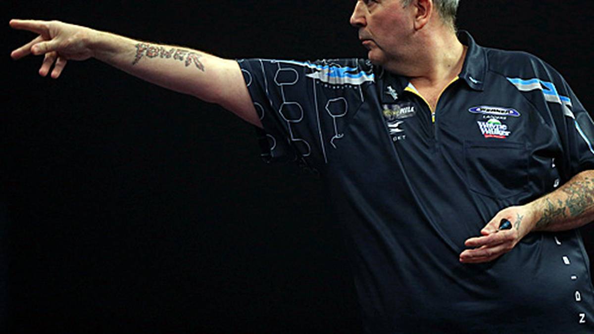 Und genauso cool bleibt er auch in der Partie - konzentriert holt er sich die ersten zwei Sätze. Dann gibt er zwei ab, nur um mit Satzgewinnen in Folge ins Finale einzuziehen