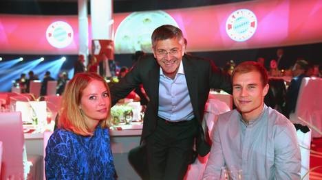 Adidas-Chef Herbert Hainer (M.) sitzt im Aufsichtsrat des FC Bayern München