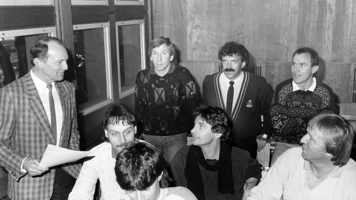 Peter Neururer feiert seinen 60. Geburtstag. SPORT1 gratuliert herzlich! Und so fängt alles an: Im März 1987 absolviert Peter Neururer (2.v.l.) unter der Leitung von Gero Bisanz (l.) den DFB-Trainerlehrgang. Mit ihm sind noch Willi Entenmann, Horst Wohlers, Nikolaus Semlitsch, Kurt Eigl und Horst Hrubesch dabei