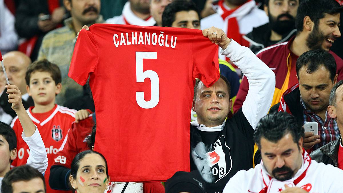 Türkische Fans zeigen ein Trikot von Hakan Calhanoglu