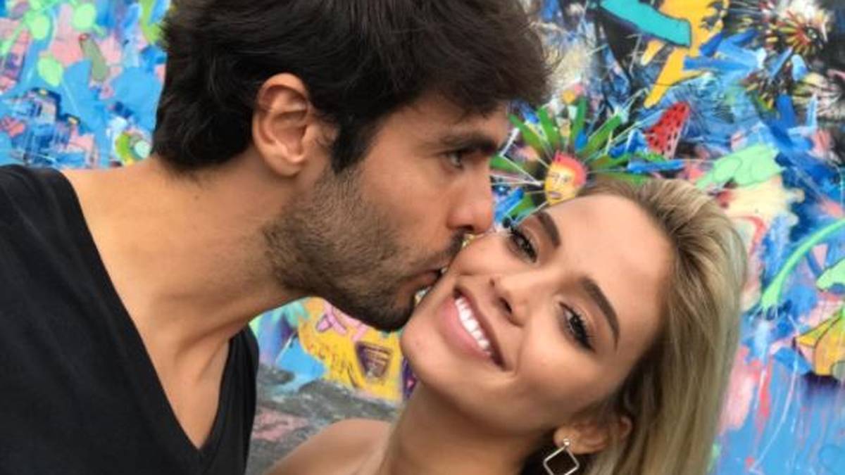 Orlando-Star Kaka zeigt sich ganz verliebt mit seiner zehn Jahre jüngeren Model-Freundin Carolina Dias in Miami. Die Location: Wynwood Walls - bekannt für seine einzigartigen Wandgemälde

