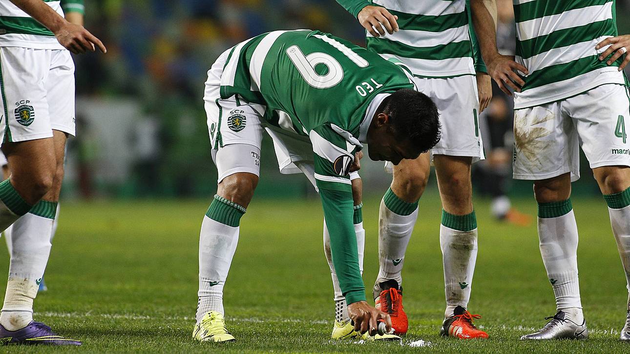 Spieler klaut Schiri Freistoßspray