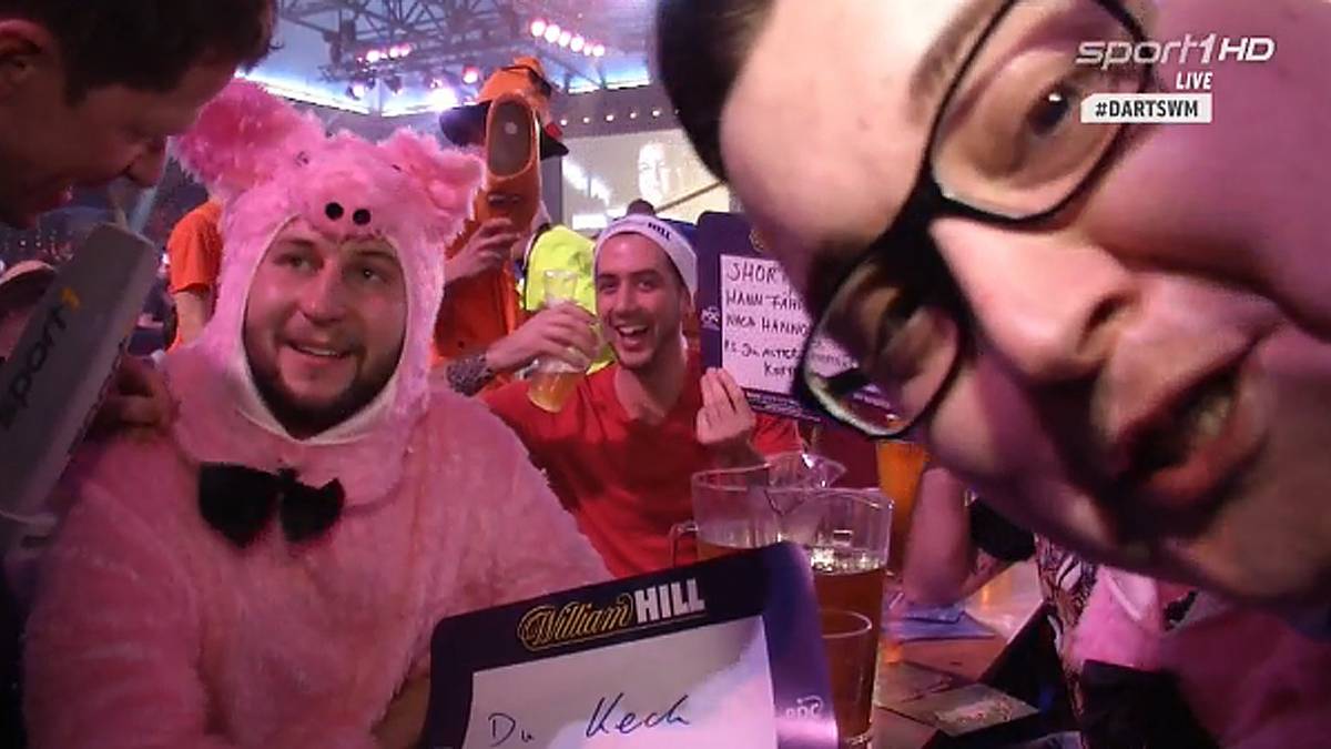 Verlorene Wette oder einfach nur ein Glücksbringer? SPORT1-Moderator Sascha Bandermann interviewt das rosa Schweinchen