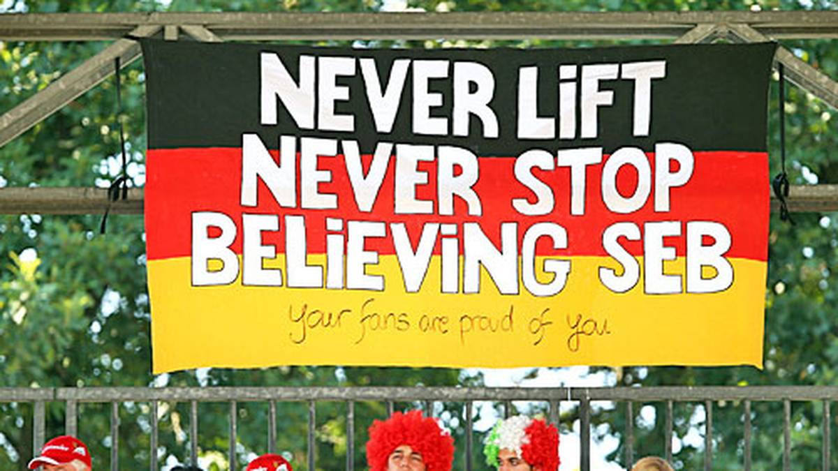 Die Fans von Vettel halten weiter zum Weltmeister und unterstützen den 27 Jahre alten Heppenheimer auch in Monza mit Zuspruch in Form von Transparenten und Fahnen. Doch die Enttäuschung steht den Deutschen nach dem Qualifying ins Gesicht geschrieben. Dennoch vermeidet er in den Interviews jede Kritik am eigenen Team