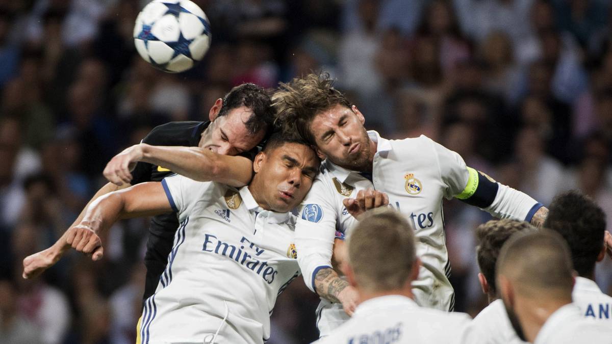 Diego Godin (l.) und Mitspieler Sergio Ramos (r.) bearbeiten den Brasilianer im Kopfballduell mit ihren Ellbogen