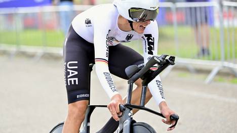 Nils Politt bejubelt die Silbermedaille