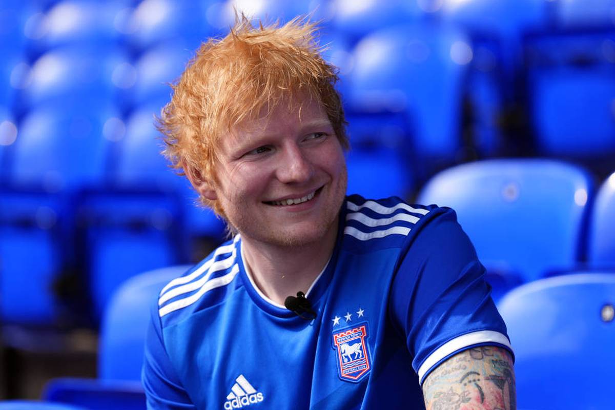 Ed Sheeran überrascht im DFB-Trikot