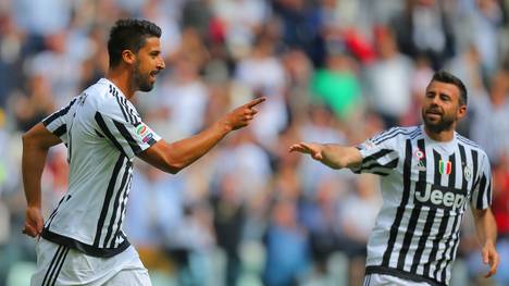Sami Khedira (l.) ist mit Juventus Turin vorzeitig italienischer Meister