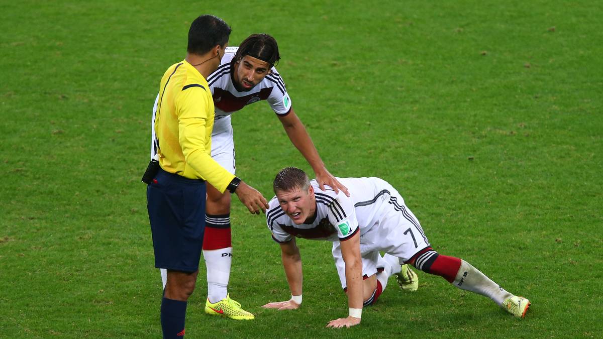 Nach den ersten Spielen vertraut Bundestrainer Joachim Löw dann aber doch auf das Dreieck aus Schweinsteiger, Toni Kroos und Sami Khedira (M.)