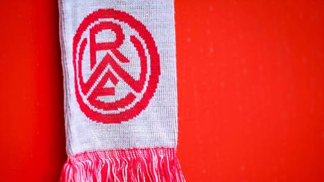 25.05.2024, Essen, Fußball, Finaltag der Amateure, Niederrheinpokal Finale, Stadion an der Hafenstraße, Saison 2023 2024, Rot-Weiss Essen SC Rot-Weiß Oberhausen: Fanschal Wappen Logo Schal. DFB regulations prohibit any use of photographs as image sequences and or quasi-video. Nordrhein-Westfalen Deutschland *** 25 05 2024, Essen, Football, Final day of the amateurs, Niederrheinpokal Final, Stadion an der Hafenstraße, Season 2023 2024, Rot Weiss Essen SC Rot Weiß Oberhausen Fanschal Wappen Logo Schal DFB regulations prohibit any use of photographs as image sequences and or quasi video Nordrhein Westfalen Germany