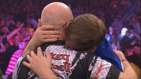 Cameron Menzies und Mickey Mansell liefern sich beim Grand Slam of Darts ein episches Duell - Fallon Sherrocks Lebensgefährte Menzies wird von seinen Emotionen völlig übermannt.