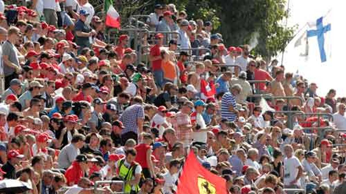Das gilt auch für die vielen Ferrari-Fans, die auch in diesem Jahr wieder in großen Scharen an die Strecke im Königlichen Park von Monza pilgern