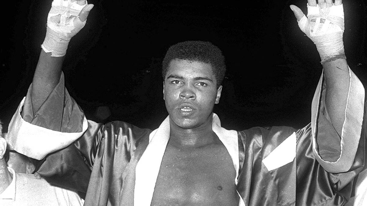 Völlig erschöpft reißt Ali die Hände zum Jubeln nach oben. Kurz darauf bricht er mit einem Kreislaufkollaps zusammen. Er hatte 440 Treffer kassiert, die meisten am Kopf. Viele sehen in dem selbstmörderischen Akt die Ursache für seine spätere Parkinson-Erkrankung.