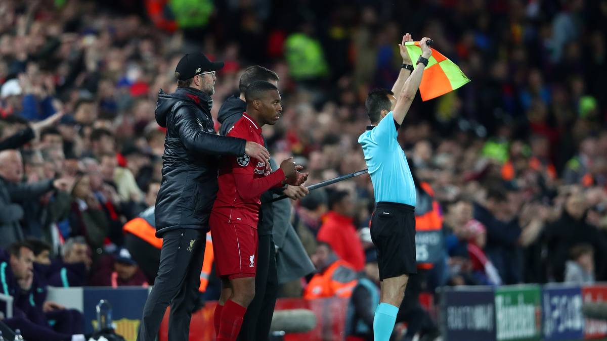 In der Champions League brachte Klopp den Angreifer meist kurz vor dem Abpfiff, um Zeit von der Uhr zu nehmen, so wie hier im Halbfinal-Rückspiel gegen den FC Barcelona. Wie bei Moreno steht nun fest: Sturridges Vertrag wird nicht verlängert