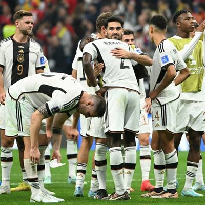 Die deutsche Nationalmannschaft hat nach ihrem Punktgewinn gegen Spanien wieder eine gute Chance auf den Einzug ins WM-Achtelfinale. Durch diese Konstellationen kann es die Auswahl von Bundestrainer Hansi Flick schaffen.