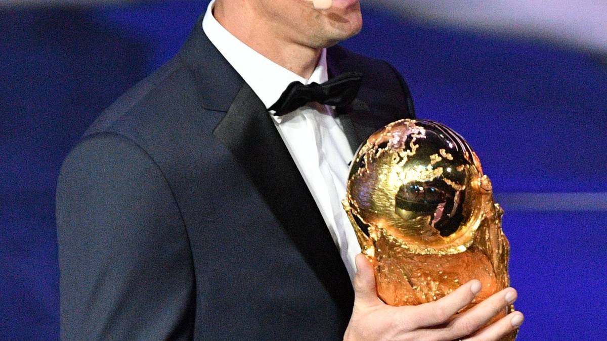 Die WM-Trophäe wird von keinem Geringeren als Miroslav Klose in den Saal gebracht 