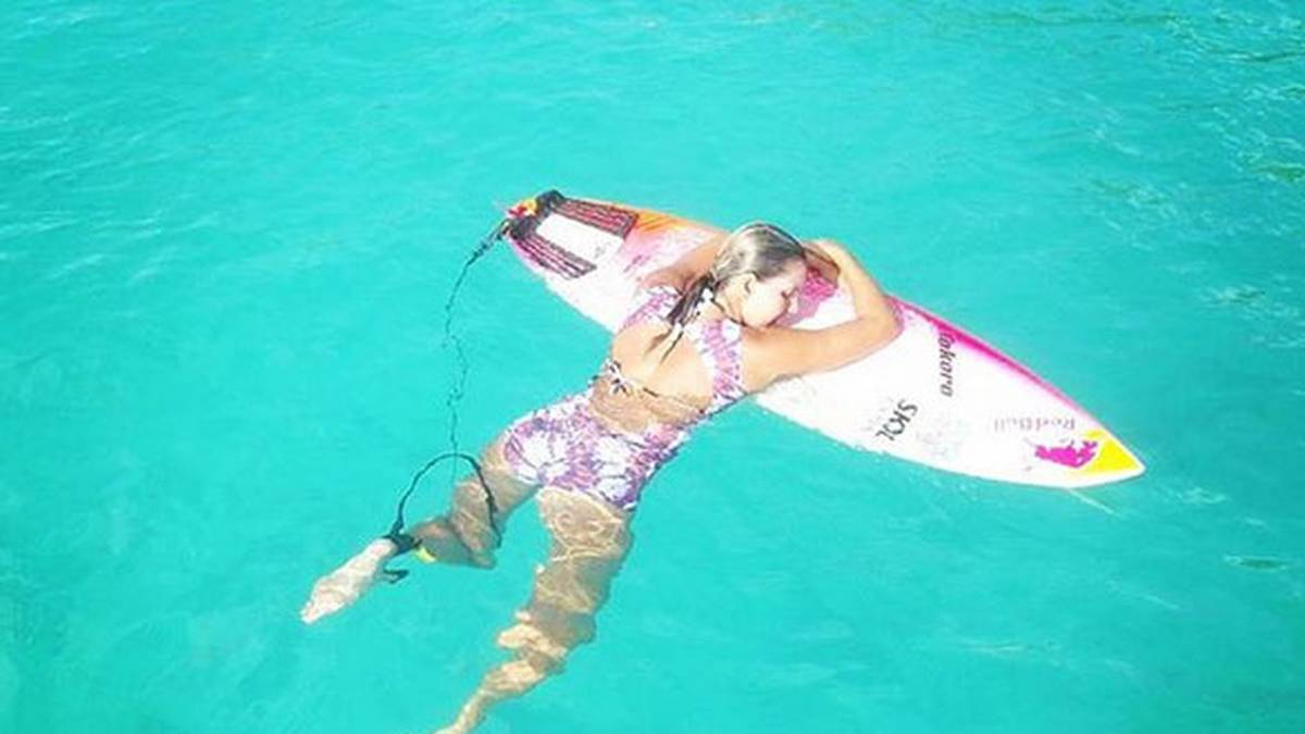 Maya Gabeira entspannt mit ihrem Board, bevor die nächste Welle kommt