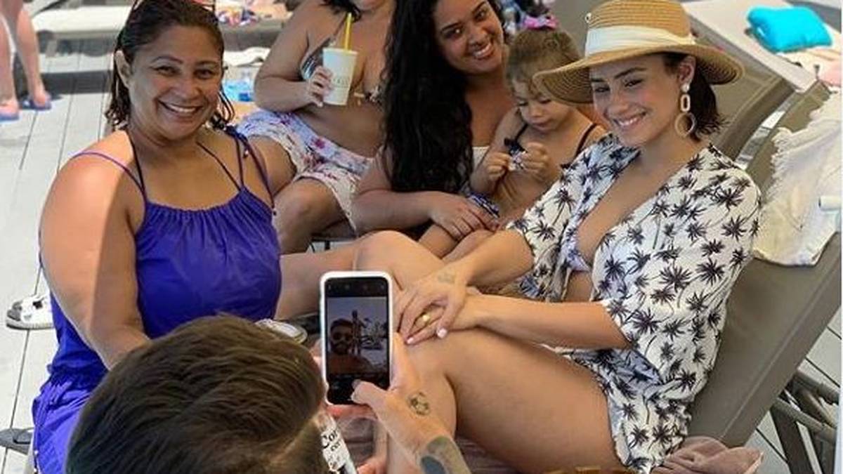 Der Ex-Schalker Junior Caicara tritt in die Fußstapfen von Roma-Keeper Wojciech Szczesny. Während sich die Familie in Pose wirft, macht er lieber ein Selfie