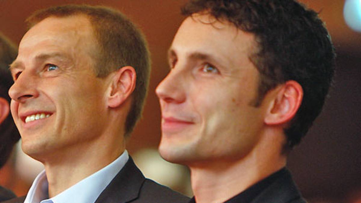 Dann schaut er Mark van Bommel an: "Da staunst Du, Mark. Das sind so viele wie Einwohner in Holland"