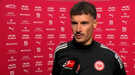 Auch Robin Koch ist nach der Niederlage gegen RB Leipzig sichtlich geknickt und will sie für diese miserable Leistung bei den SGE-Fans entschuldigen. 