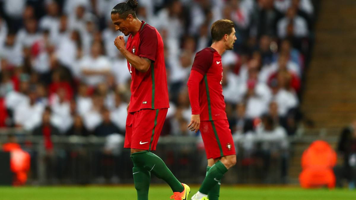 Für den Portugiesen Bruno Alves (links im Bild) ist das Testspiel gegen England frühzeitig beendet. Schon vor der Halbzeit macht er sich auf den Weg zur Bank. Was ist passiert?