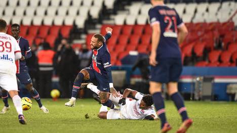 Superstar Neymar fällt mit seiner Sprunggelenksverletzung länger aus als gedacht. Ein Einsatz in diesem Jahr ist unmöglich.