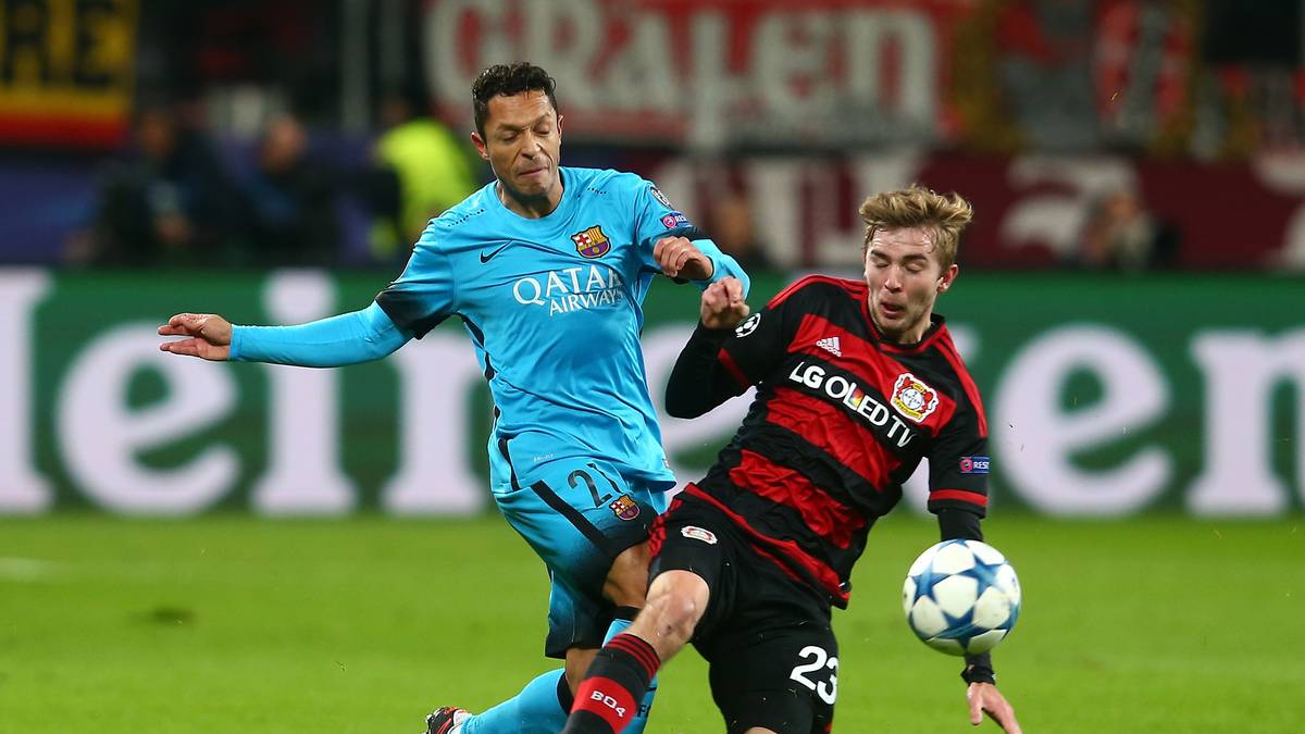 Auf dem Feld schenken sich die Spieler dann nichts und keinen Zentimeter Raumgewinn. Christoph Kramer setzt in dieser Szene Adriano mächtig zu