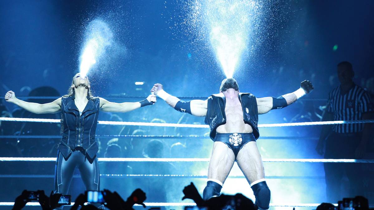 Stephanie und Triple H spucken gemeinsam Wasser ...