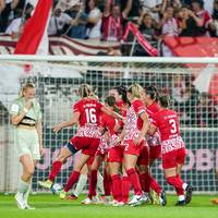 Der deutsche Frauen-Meister Bayern München patzt wie im Vorjahr zum Auftakt der neuen Saison der Fußball-Bundesliga. Erst in der Nachspielzeit gleicht der SC Freiburg aus.