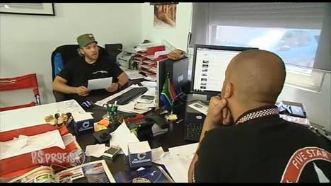 Jean Pierre und Sid haben heute den Auftrag, für einen frisch gebackenen Familienvater und PS PROFI-Zuschauer einen Familien-Van zu finden. Marke, Farbe und PS spielen nur eine Nebenrolle. Die Hauptsache ist, dass er viel Platz für Kind und Kinderwagen zu einem möglichst niedrigen Preis bietet, denn so ein Kind ist sowieso eine teure Angelegenheit. Die PS Profis checken unter anderem einen Sharan und einen coolen Ami-Van.