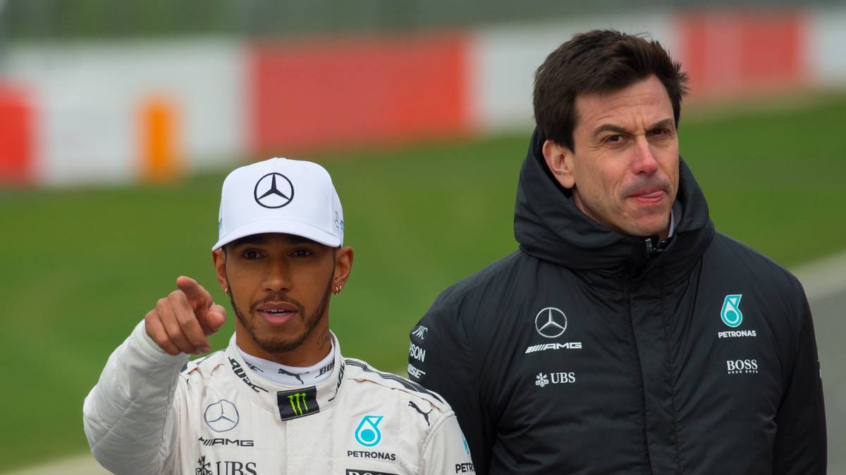 Seine gute Beziehung zu Teamchef Toto Wolff (r.) ist für Lewis Hamiltons Vertragsverlängerung bei Mercedes wesentlich 