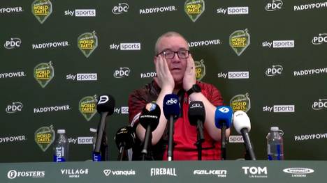 Nach seinem Sieg gegen Nitin Kumar zeigt sich Stephen Bunting ungewohnt emotional auf der Pressekonferenz. 