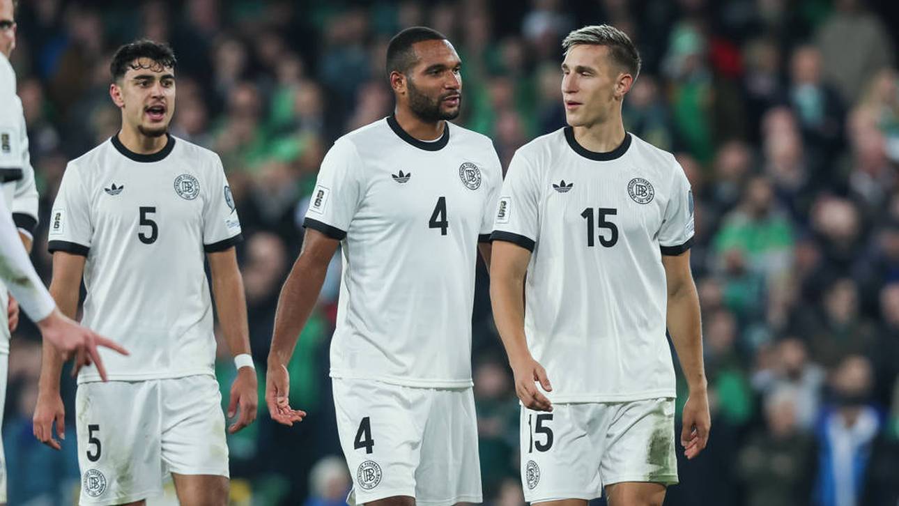Jonathan Tah im Gespräch mit Nico Schlotterbeck (r.)