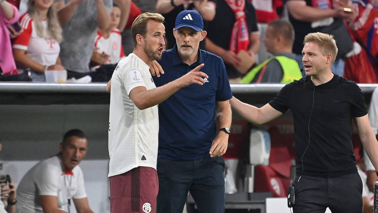 Trainer Thomas Tuchel gibt Harry Kane vor dessen Einwechslung Anweisungen