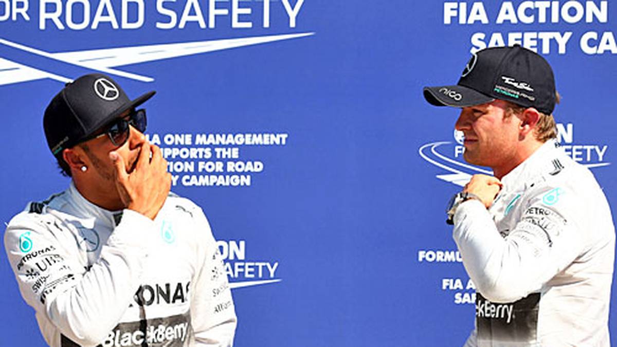 Es ist die Geschichte der Saison. Lewis Hamilton (l.) und Nico Rosberg - Teamkollegen, eins Freunde, heute Rivalen. Zwei Formel-1-Piloten, die sich offenbar nicht mehr riechen können. Auch beim Großen Preis von Italien setzt sich trotz des Machtworts von Motorsportchef Toto Wolff die Fehde fort. SPORT1 hat die Bilder zum Qualifying in Monza