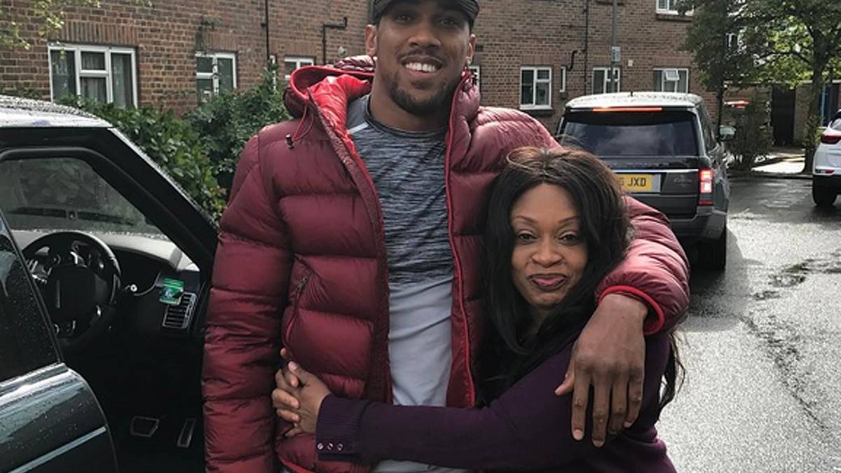 Der 27-Jährige wohnt noch zu Hause bei seiner Mutter. Generell präsentiert er sich der Öffentlichkeit als Familienmensch, lässt sich gerne mit Nichten und Neffen fotografieren