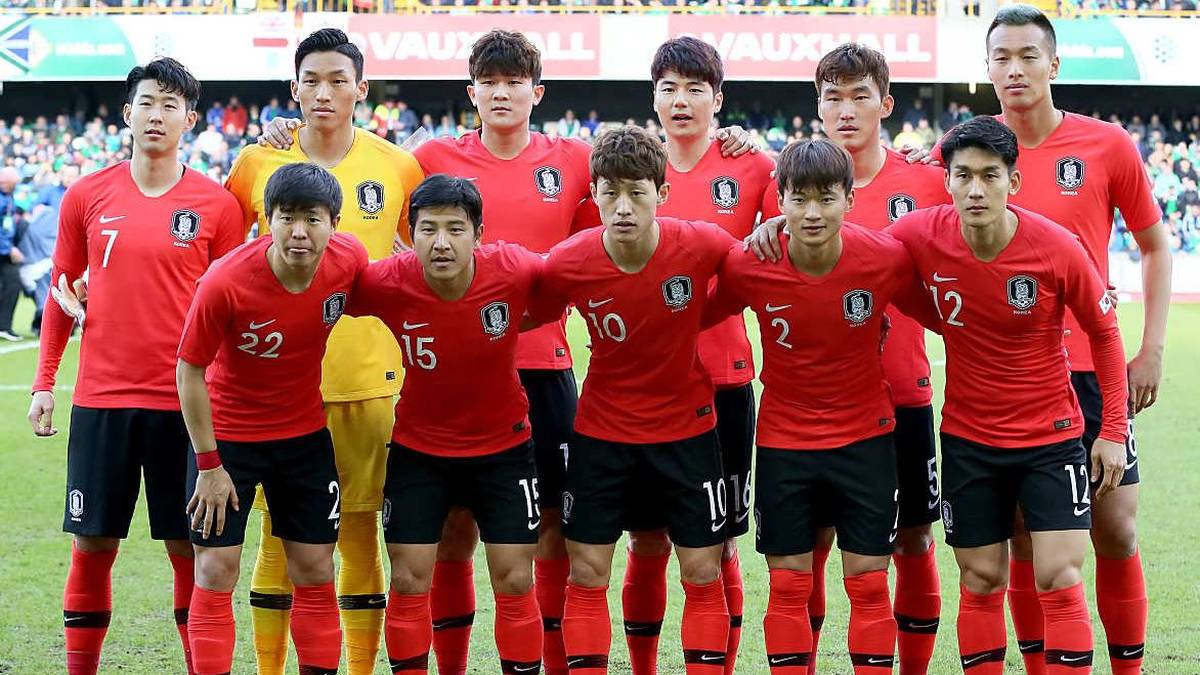 SÜDKOREA (Nike, 85 Euro): Ebenfalls unifarben, im saftigen Rot, laufen die Südkoreaner in Russland auf