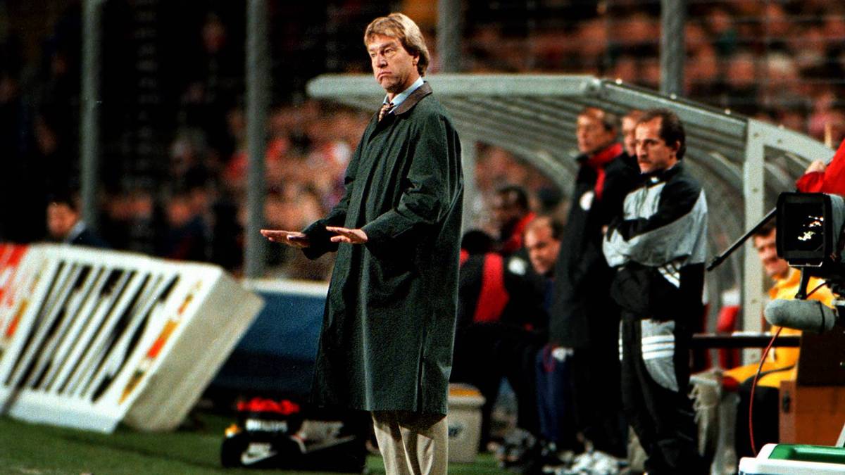 AAD DE MOS: Als Nachfolger von Otto Rehhagel bei Werder Bremen hatte er einen schweren Stand. Nur 17 Punkte in 17 Spielen der Saison 1995/96 reichten nicht als Argument für ein längeres Engagement und so war nach der Hinrunde und Platz 15 Schluss