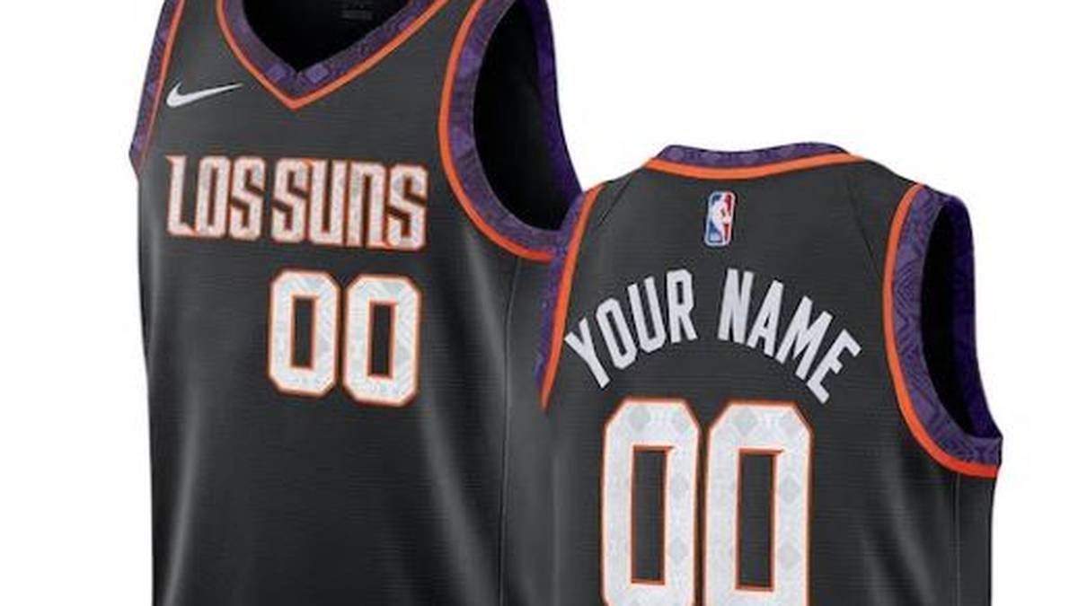 PHOENIX SUNS: Von der Intensität der Sonora-Wüste bis hin zur einzigartigen Weite des Grand Canyons ist Arizona ein Land der schönen Extreme. Diese Majestät des Staates feiert das Trikot mit bunten Akzenten, die von Arizonas unvergleichlichen Sonnenuntergängen inspiriert sind. Details im Calavera-Stil, inspiriert von mexikanischer Volkskunst und Druckgrafik, ehren die hispanischen Gemeinschaften der Region